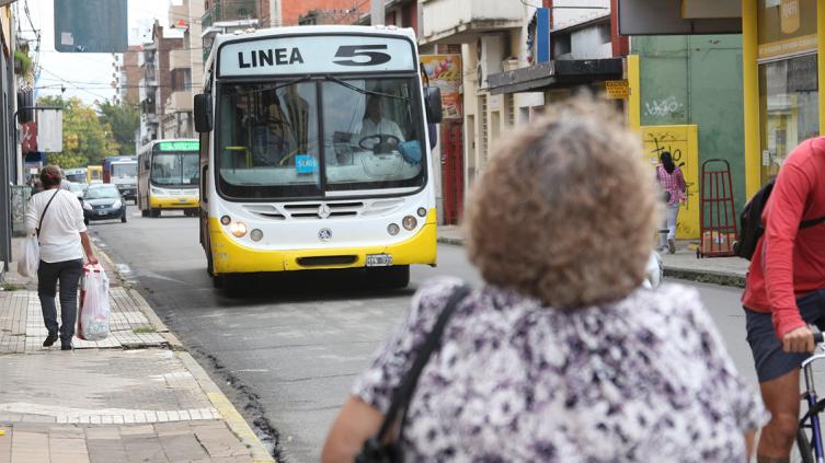 Continúa el paro de colectivos urbanos e interurbanos