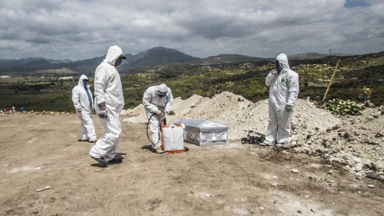 México pasa las 8.000 muertes que esperaba el gobierno y el presidente pide paciencia