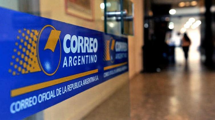 Personal del Correo Argentino en estado de asamblea