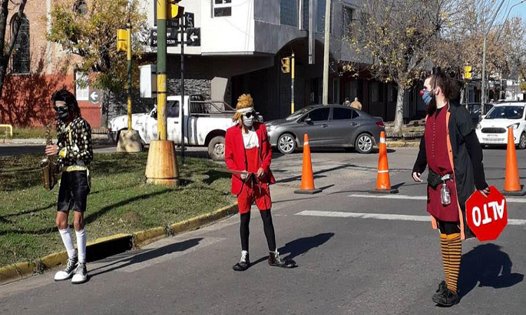 Payasos del circo alegran las caminatas recreativas