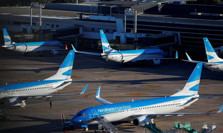 Aerolíneas Argentinas suspenderá por dos meses a 7.500 de sus 12.000 empleados