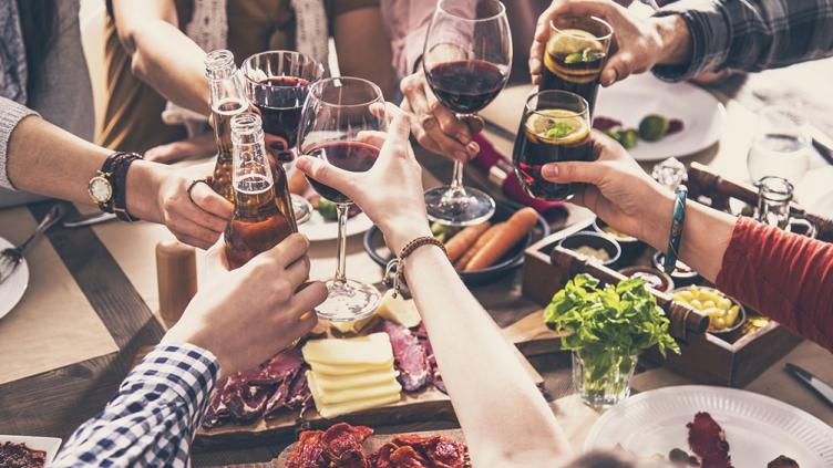 El reencuentro: 12 provincias ya permiten las reuniones familiares