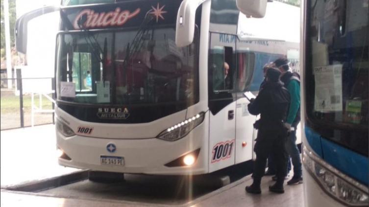 Rosario: un repatriado con coronavirus llegó en un micro a la terminal