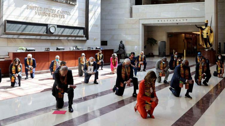 Capitolio: legisladores demócratas se arrodillaron en honor a George Floyd
