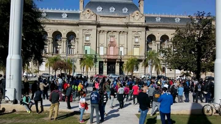 Jardines maternales y peloteros reclamaron frente a Casa de Gobierno