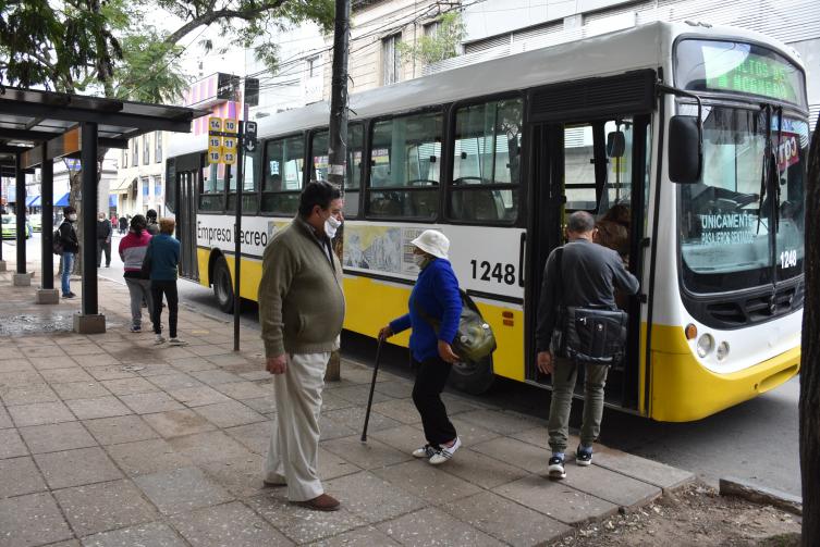 Los choferes cobraron el 50% de los sueldos y se garantiza el servicio
