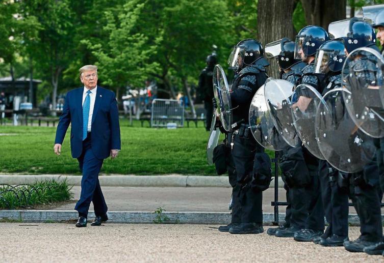 En un acto con abrazos sin barbijos, Trump prometió extinguir la “plaga” del coronavirus