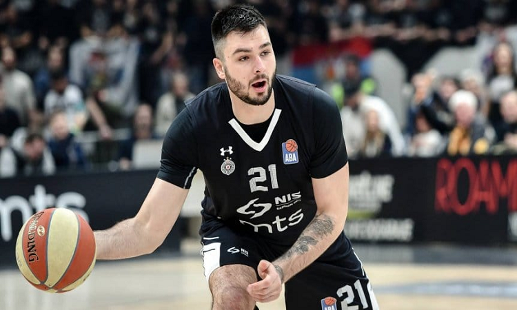 Un basquetbolista serbio que compartió un evento con Djokovic dio positivo de coronavirus
