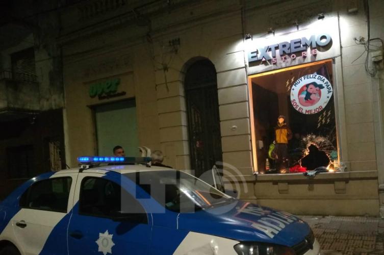 Rompieron el vidrio de un local y se llevaron varias prendas