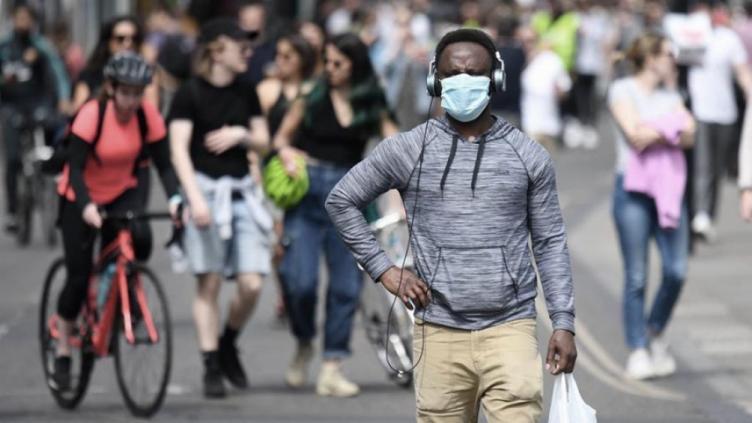 El Reino Unido redujo su nivel de alerta de contagio por coronavirus
