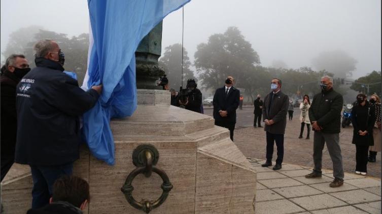 El izamiento de la bandera en el Monumento 