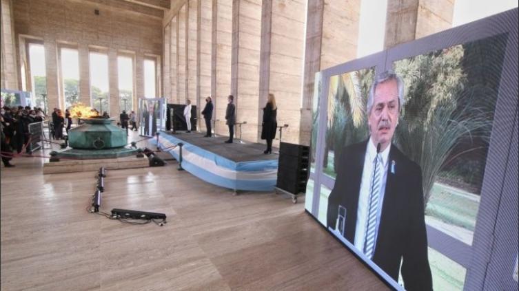 El presidente Alberto Fernández en la pantalla del Monumento: “Rosario es la capital de la bandera”