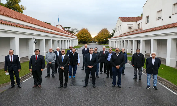 Preocupado por los cierres, el Gobierno incorpora a empresarios y sindicalistas al gabinete económico