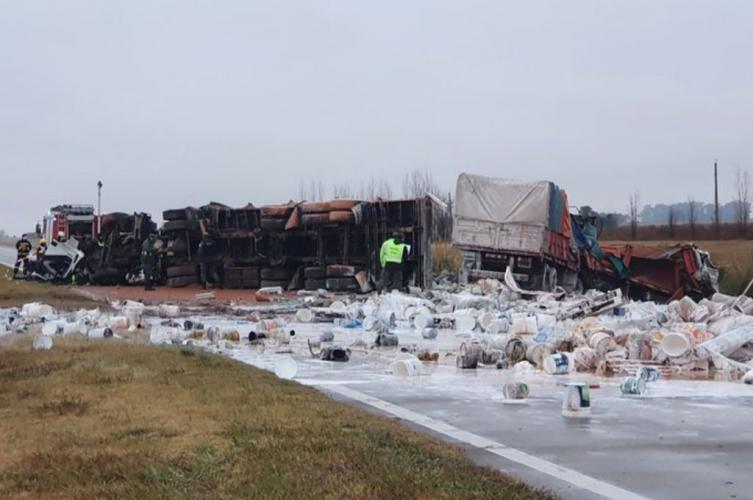 Fatal choque de camiones en la autopista Rosario-Córdoba