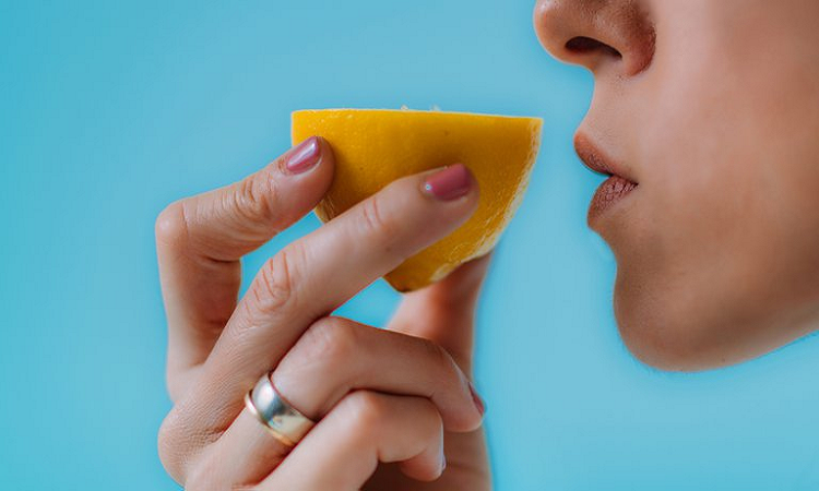 Por qué el coronavirus causa pérdida del olfato y el gusto en algunas personas