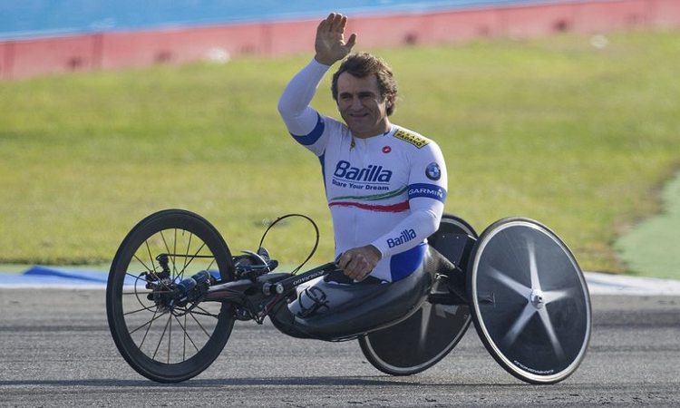 La dura revelación del médico que salvó al ex Fórmula 1 Zanardi en la ruta: “Sólo podía durar unos minutos”
