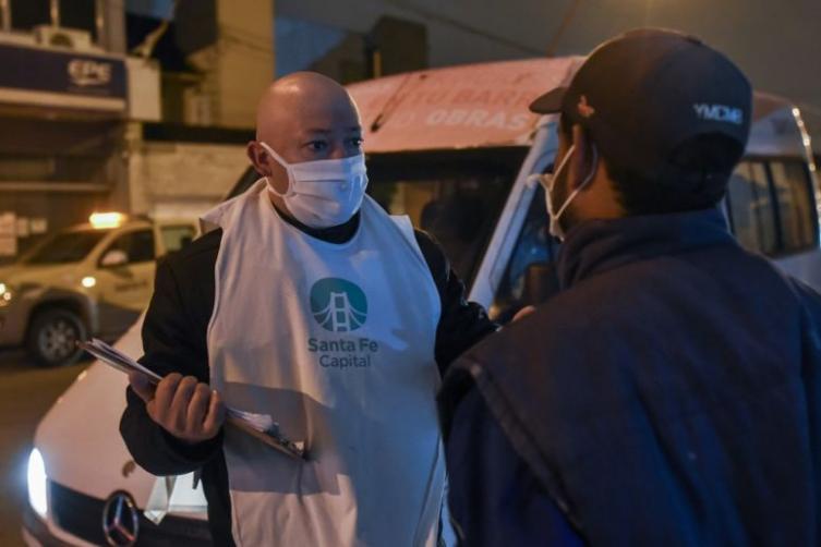 Noches frías: la Municipalidad asiste a la gente en situación de calle