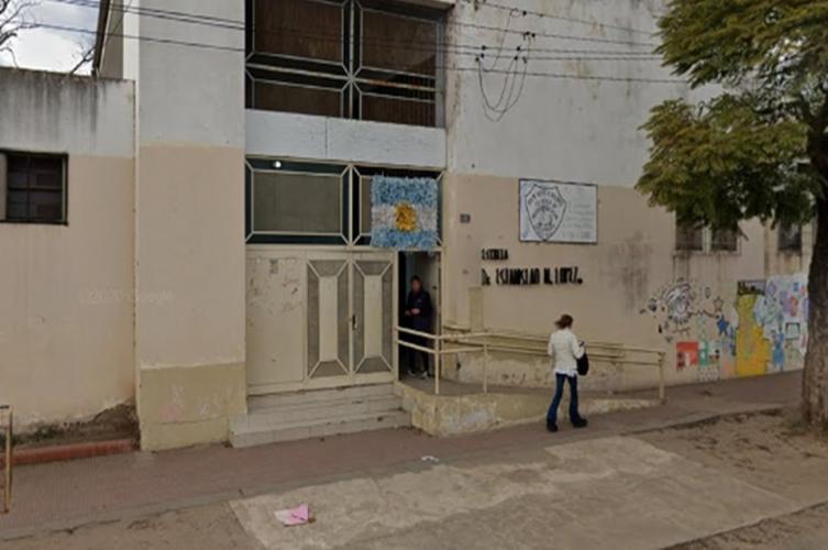 Un hombre fue encontrado muerto dentro de una escuela