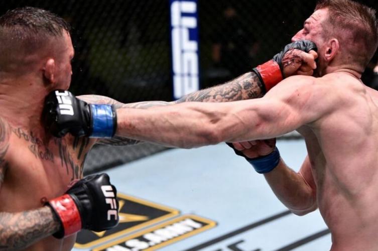 Una lluvia de golpes para un nocaut escalofriante en la UFC