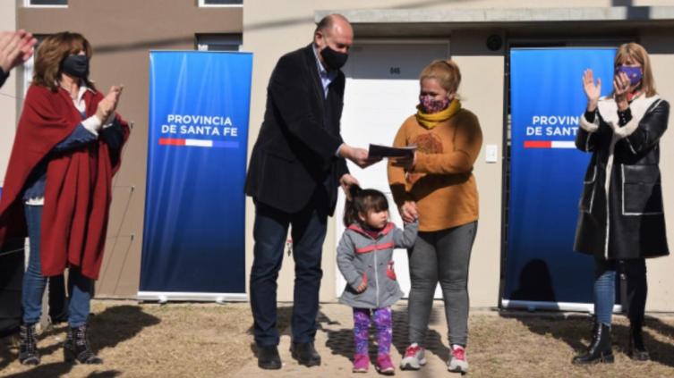 Perotti entregó 18 nuevas viviendas en barrio Acería 