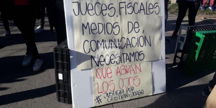 Vecinos cortaron el tránsito por la liberación de dos policías