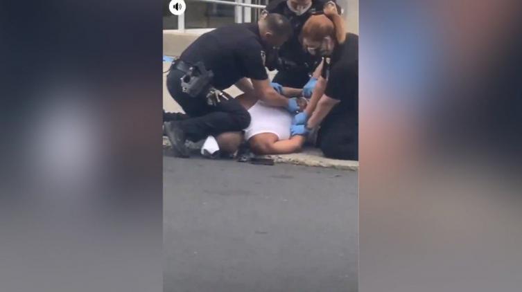 EE.UU.: Graban a otro policía arrodillado sobre el cuello de un hombre