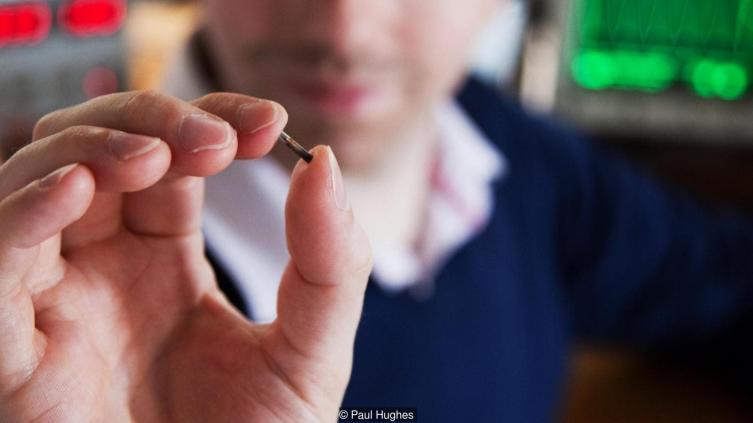 Implantes inteligentes: un dispositivo bajo la piel para abrir puertas o viajar en tren
