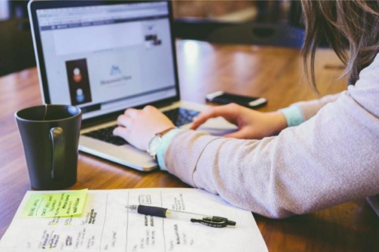 Docentes: ¿cómo gestionar el préstamo para poder adquirir una PC?