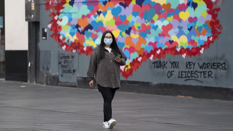 Por rebrotes de coronavirus, el norte de Inglaterra vuelve atrás con la flexibilización