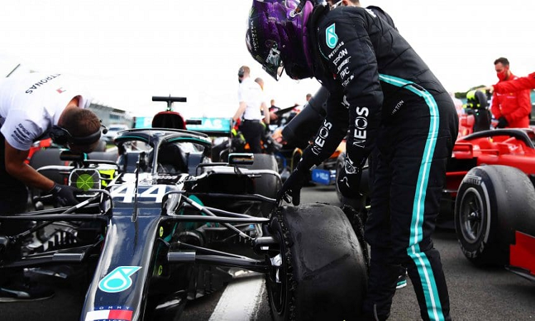 F1: Hamilton ganó con un neumático pinchado en Silverstone