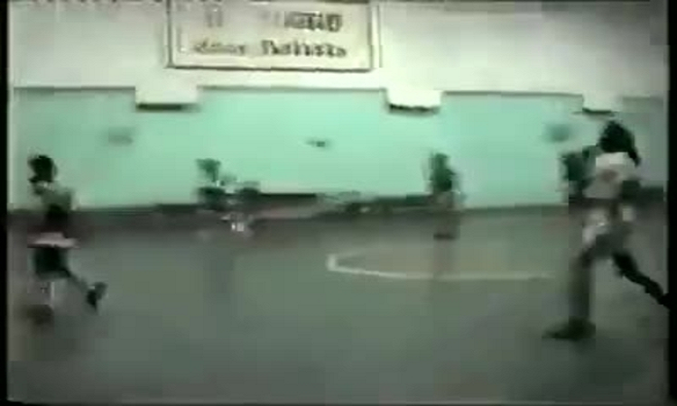 ¡Maradona jugando como nunca lo has visto!