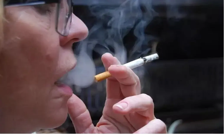 Advierten que los cigarrillos pueden ser transmisores del Covid-19 y aconsejan no fumar en ambientes sociales