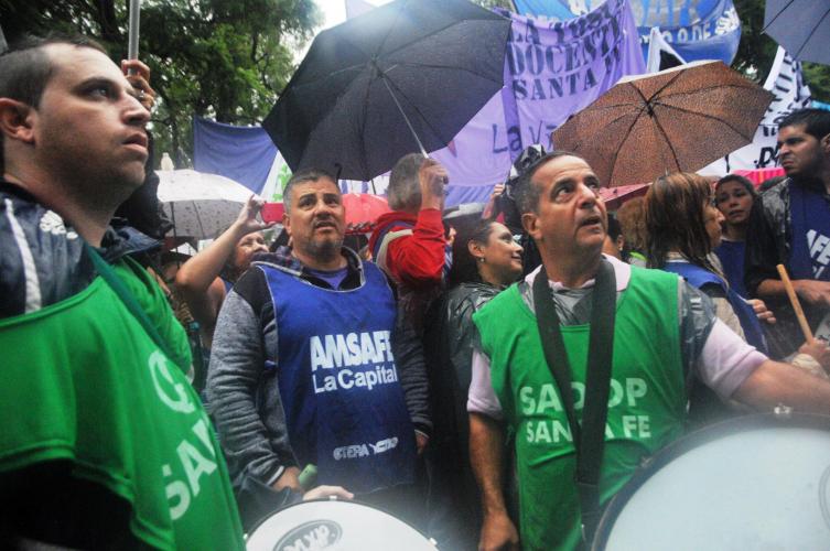 Docentes públicos y privados comenzaron el paro en rechazo del bono