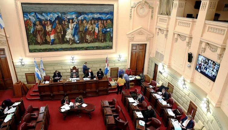 Media sanción para la Ley de Emergencia Educativa en la provincia