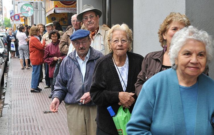 Jubilados y pensionados de haberes mínimos tendrán un aumento del 7,5% en septiembre