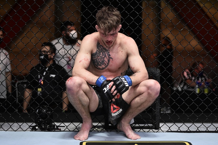 Le suplicó a su entrenador que tirara la toalla en nueve veces, perdió y UFC lo despidió 