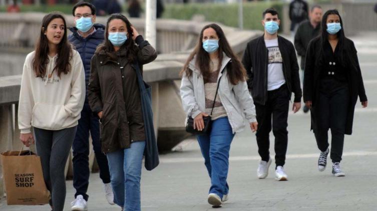 La OMS alertó que la pandemia está cambiando: aumentan los casos en adolescentes