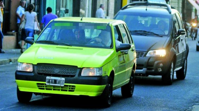 Tres delincuentes asaltaron a un remisero