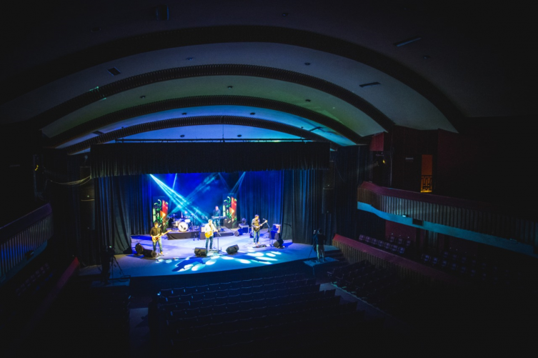 La Seguimos en Vivo: un fin de semana con folclore, rock, blues y teatro