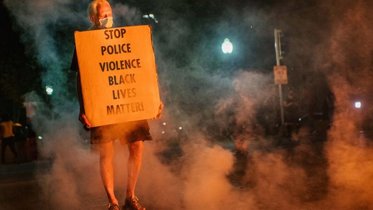 La policía baleó a un afroamericano por la espalda en Wisconsin y hubo disturbios