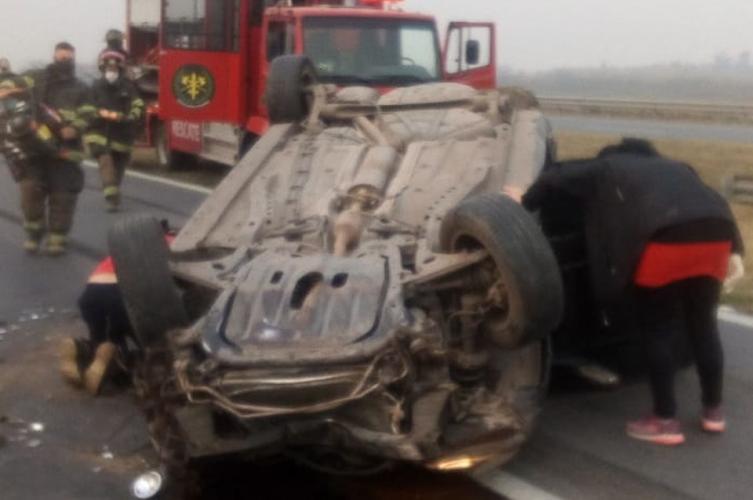 Grave accidente en la Autopista: se despistó un auto y chocó una trafic policial