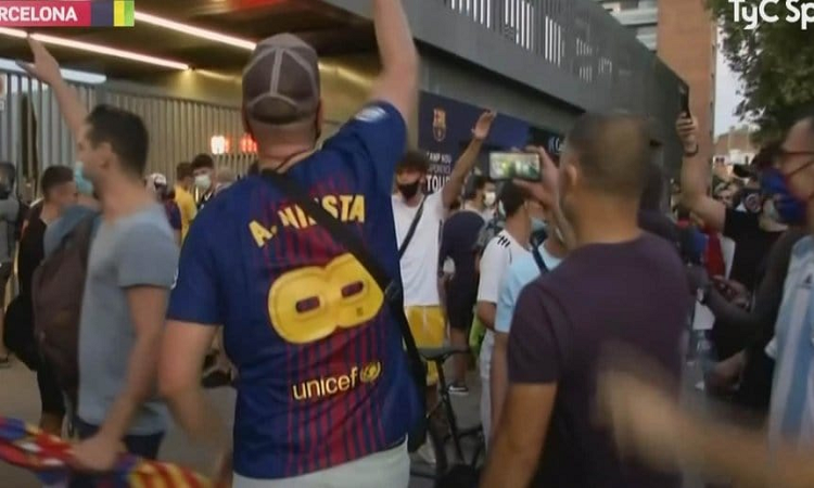 Disturbios en Barcelona: intentaron ingresar al Camp Nou por la fuerza
