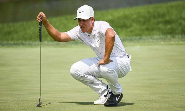 El reclamo racial llegó al golf: Cameron Champ usó una zapatilla negra y otra blanca