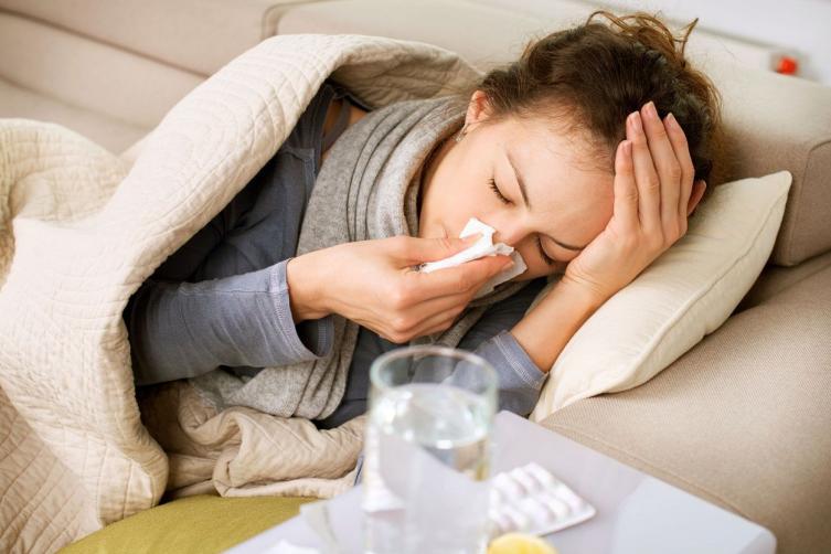 Científicos explicaron cómo diferenciar coronavirus y resfrío