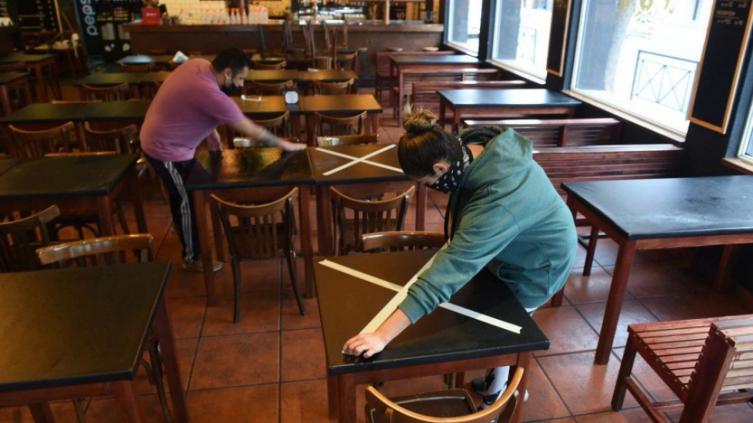 Bares y restaurantes expectantes por el aumento de casos 