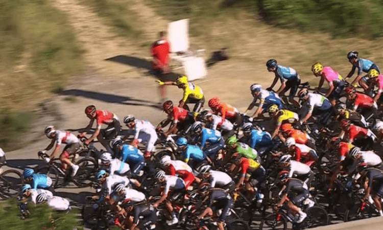 Tour de France: Alaphilippe, penalizado por recibir un bidón y sin liderazgo