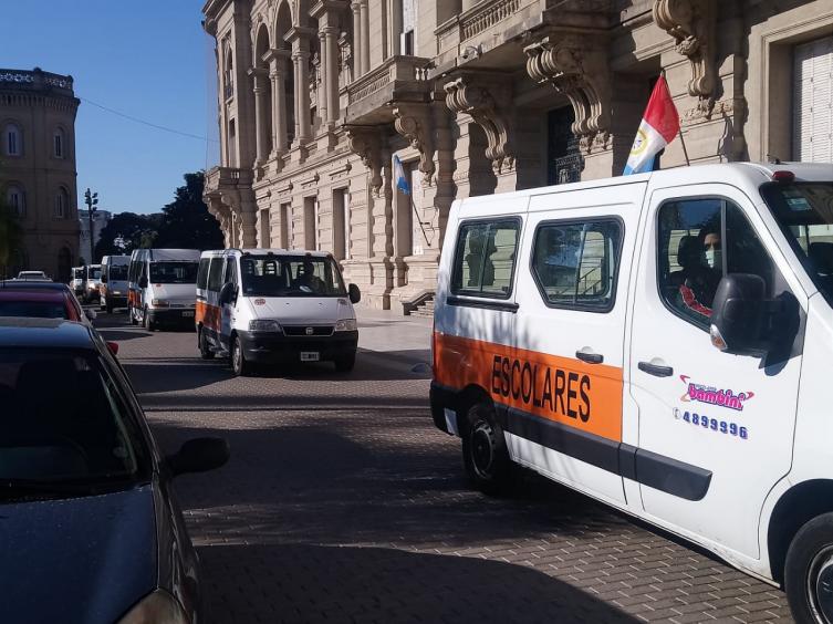 Transportistas vuelven a manifestarse en Casa de Gobierno