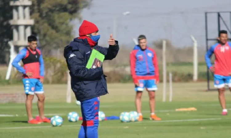 Azconzábal tendría cerrado el plantel en Unión