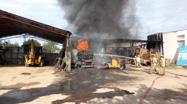 Incendio y explosión en el corralón municipal de Coronda