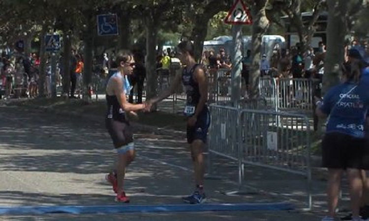 El noble gesto de un atleta con un compañero antes de llegar a la meta que recorre el mundo